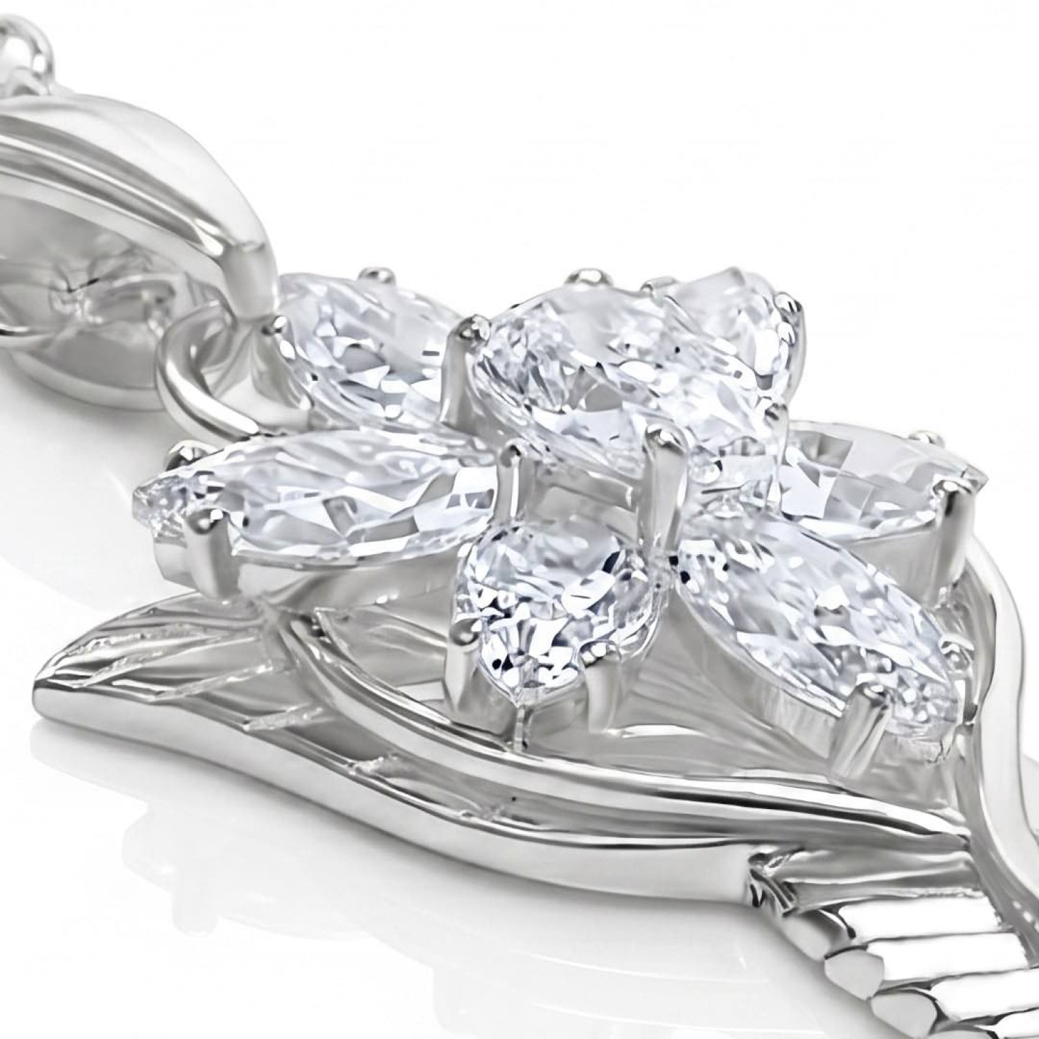 Official Arwen Evenstar Necklace — Sterling Silver Cubic Zirconia — New Line Productions Licensed LOTR Replica Official Arwen Evenstar pendant necklace in solid 925 sterling silver with claw-set cubic zirconia stones, film-accurate 6cm design, Warner Bros. licensed Lord of the Rings jewellery