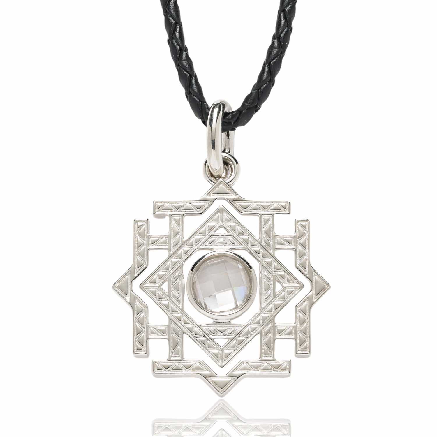 Own a piece of Middle-earth history with this officially licensed Arkenstone silver necklace and jewelry box. The perfect collectible for fans of The Hobbit, the necklace and jewelry box is beautifully designed to resemble the powerful gemstone and serves